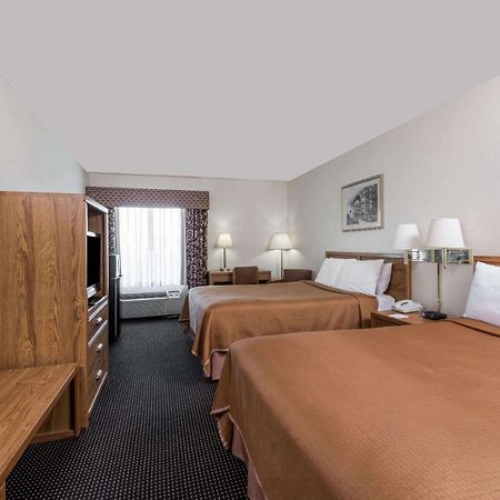 Howard Johnson By Wyndham Iowa La Exterior photo