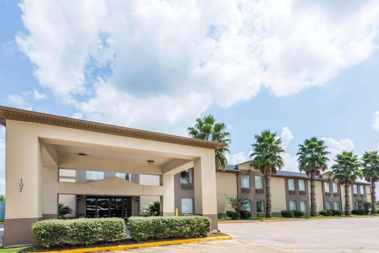 Howard Johnson By Wyndham Iowa La Exterior photo