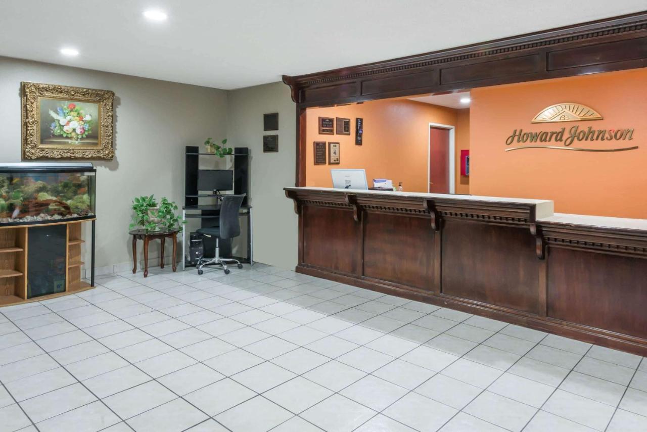 Howard Johnson By Wyndham Iowa La Exterior photo