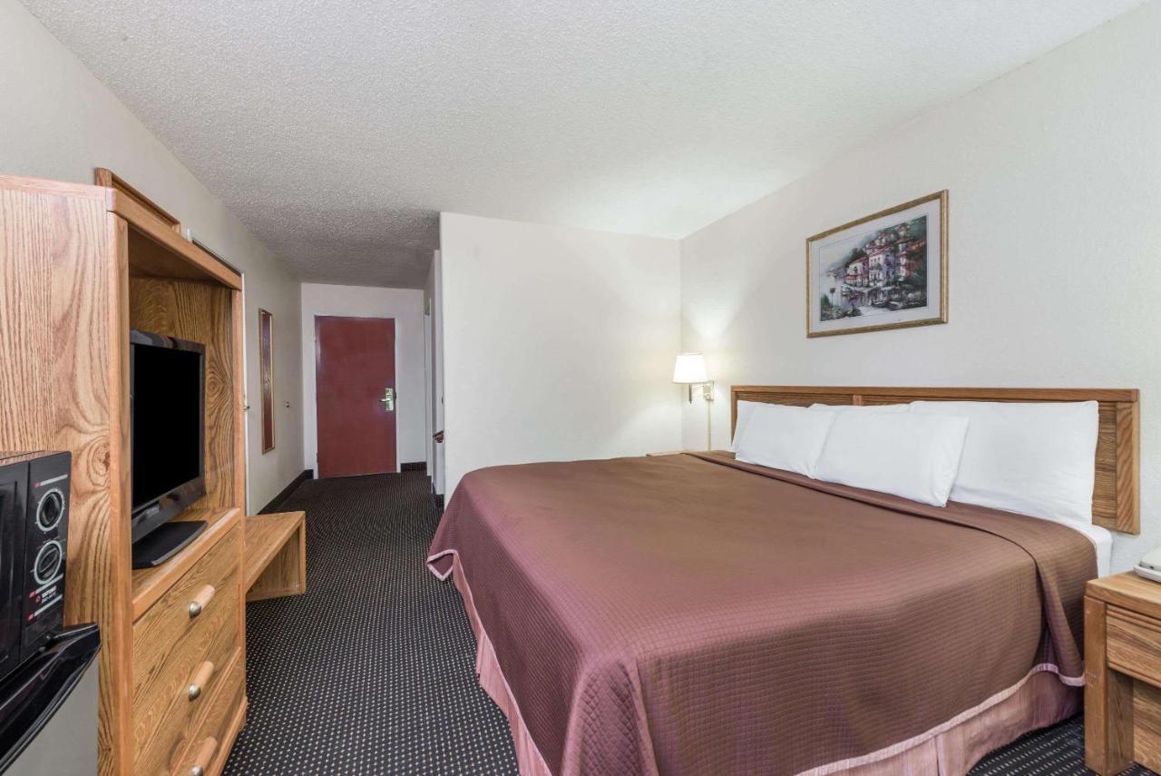 Howard Johnson By Wyndham Iowa La Exterior photo