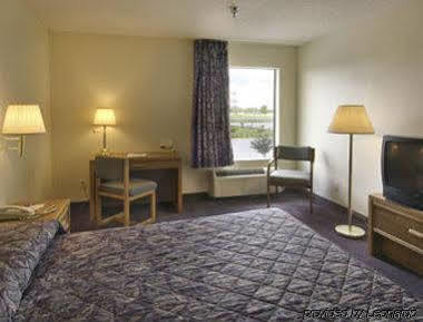 Howard Johnson By Wyndham Iowa La Exterior photo