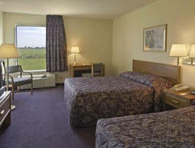 Howard Johnson By Wyndham Iowa La Exterior photo
